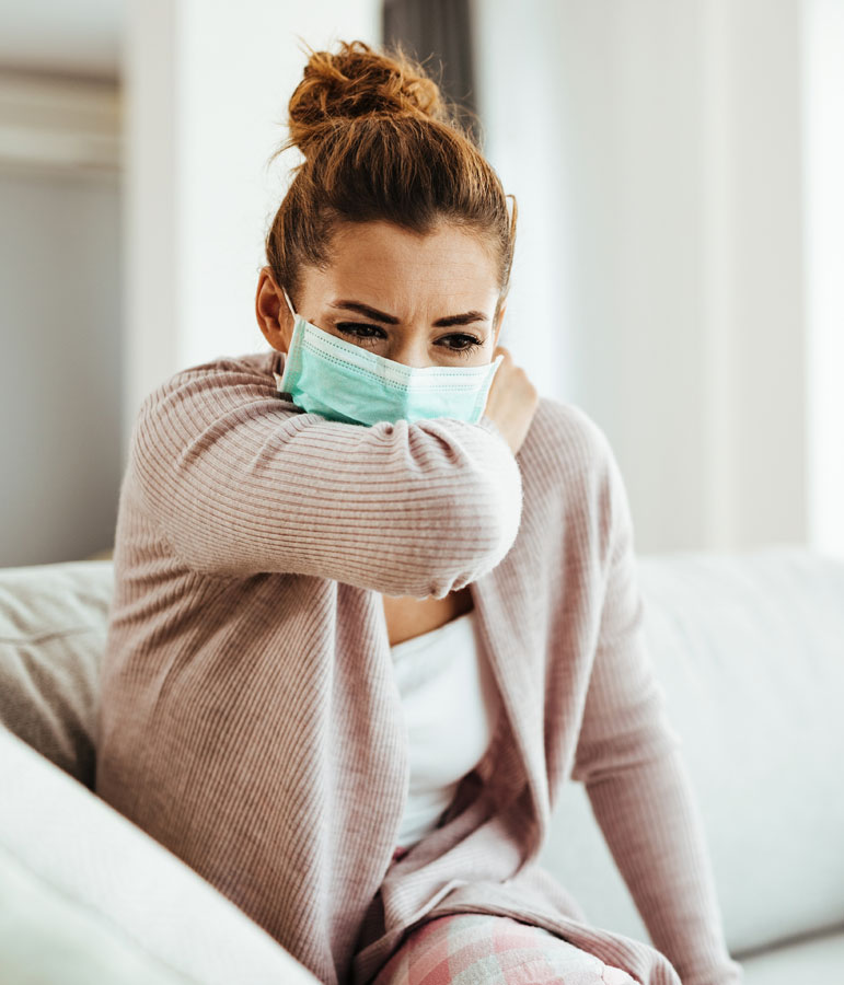 Mujer con tapabocas, tosiendo - Tuberculosis