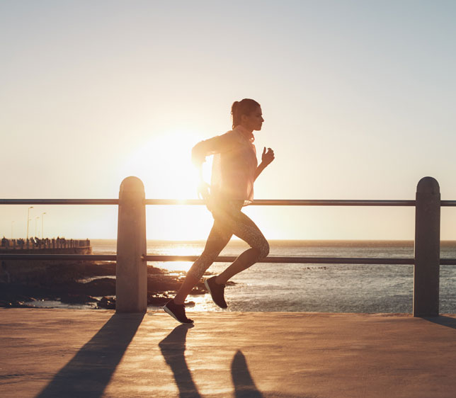 Mujer corriendo frente al mar - Valoración hormonal en la mujer