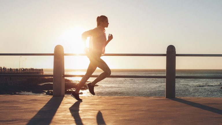 Mujer corriendo frente al mar - Valoración hormonal en la mujer